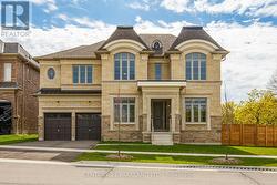 6 DENNIS REED COURT  Aurora, ON L4G 4A5