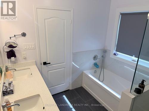 Master Bath - 434 Heddle Crescent, Newmarket, ON - Indoor Photo Showing Bathroom