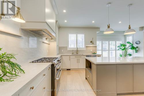 4267 Sarazen Drive, Burlington, ON - Indoor Photo Showing Kitchen With Upgraded Kitchen