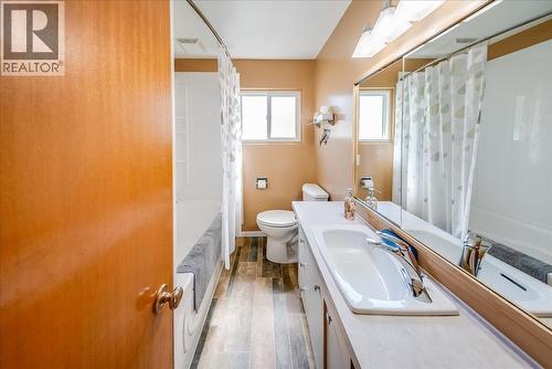 602 Schofield Highway, Warfield, BC - Indoor Photo Showing Bathroom