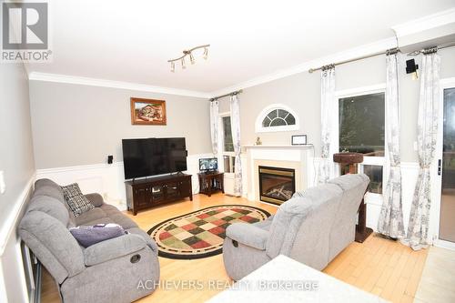 521 Navigator Drive, Mississauga, ON - Indoor Photo Showing Living Room With Fireplace