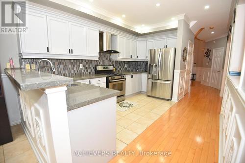 521 Navigator Drive, Mississauga, ON - Indoor Photo Showing Kitchen With Upgraded Kitchen