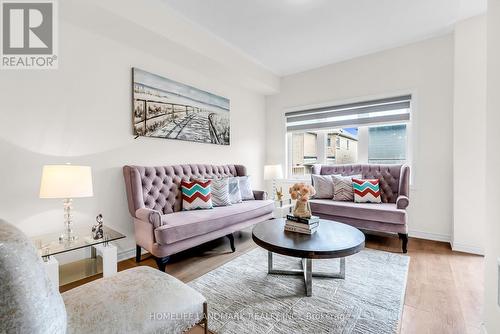 21 Sapphire Way, Thorold, ON - Indoor Photo Showing Living Room