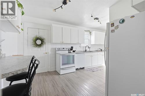 236 I Avenue N, Saskatoon, SK - Indoor Photo Showing Kitchen