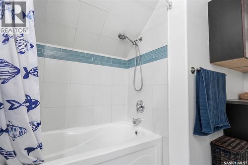 236 I Avenue N, Saskatoon, SK - Indoor Photo Showing Bathroom