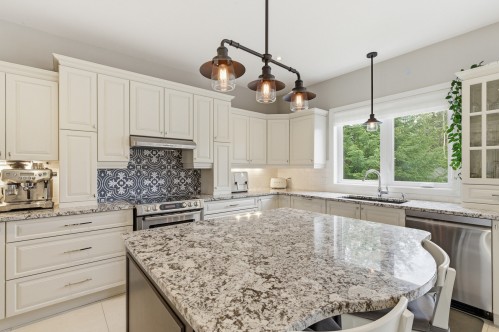 Cuisine - 16500 Rue Du Jade, Mirabel, QC - Indoor Photo Showing Kitchen With Upgraded Kitchen