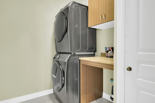 Salle de lavage - 16500 Rue Du Jade, Mirabel, QC - Indoor Photo Showing Laundry Room