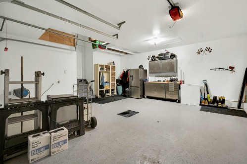 Garage - 16500 Rue Du Jade, Mirabel, QC - Indoor Photo Showing Garage