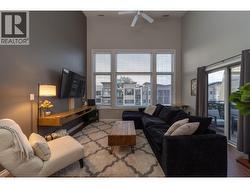 Soaring cielings in the liv room - 