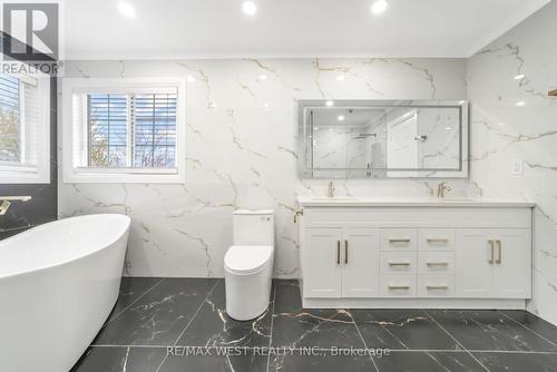 5843 Rainspring Drive, Mississauga, ON - Indoor Photo Showing Bathroom