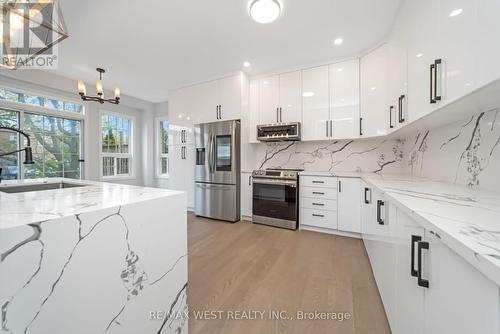 5843 Rainspring Drive, Mississauga, ON - Indoor Photo Showing Kitchen With Stainless Steel Kitchen With Upgraded Kitchen