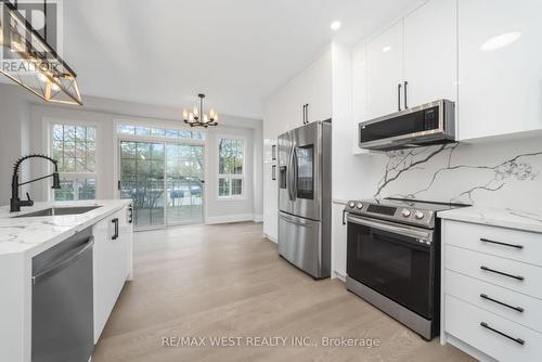 5843 Rainspring Drive, Mississauga, ON - Indoor Photo Showing Kitchen With Stainless Steel Kitchen With Upgraded Kitchen