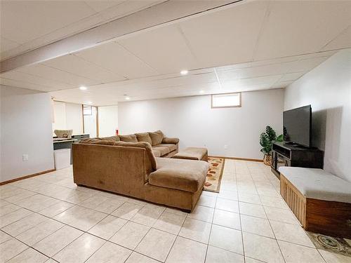 136 Newman Ave, Winnipeg, MB 