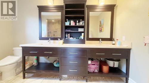 136 Worth Boulevard, Vaughan, ON - Indoor Photo Showing Bathroom