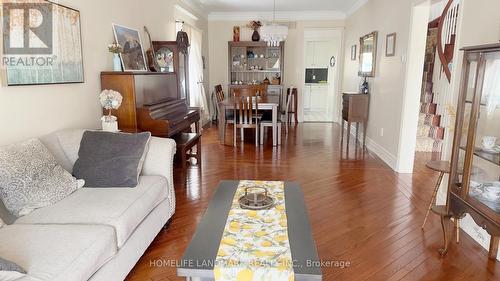 136 Worth Boulevard, Vaughan, ON - Indoor Photo Showing Living Room