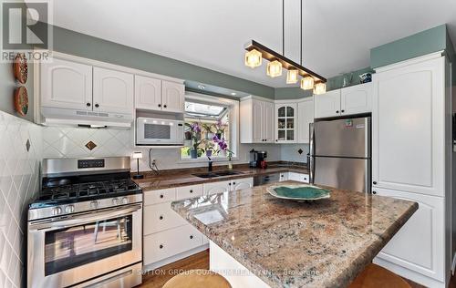 1777 Folkway Drive, Mississauga, ON - Indoor Photo Showing Kitchen With Double Sink