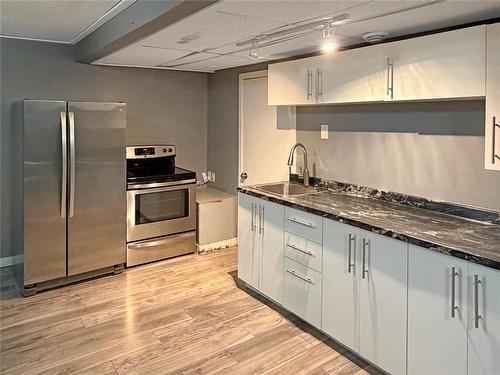 17 Empress Bay, Brandon, MB - Indoor Photo Showing Kitchen With Upgraded Kitchen