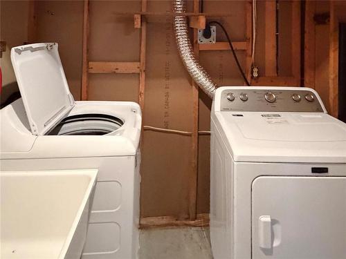 17 Empress Bay, Brandon, MB - Indoor Photo Showing Laundry Room