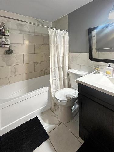 17 Empress Bay, Brandon, MB - Indoor Photo Showing Bathroom