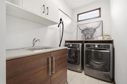 main floor laundry - 114 Silver Sage Crescent, Winnipeg, MB - Indoor Photo Showing Laundry Room