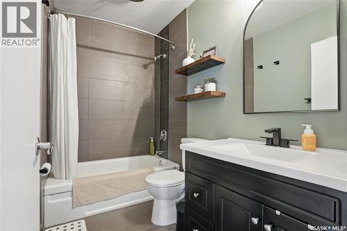 1210 K Avenue N, Saskatoon, SK - Indoor Photo Showing Bathroom