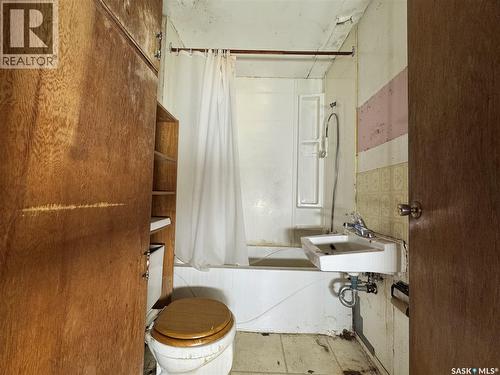 208 Irvine Street, Cut Knife, SK - Indoor Photo Showing Bathroom