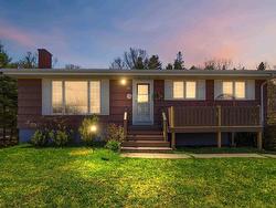 14 Ridgecrest Drive  Dartmouth, NS B2W 2L5