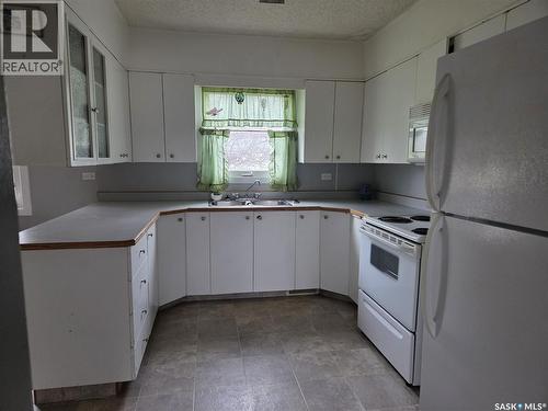 249 Sixth Street Ne, Wadena, SK - Indoor Photo Showing Kitchen With Double Sink