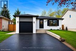 26 HICKLING TRAIL  Barrie, ON L4M 5S4