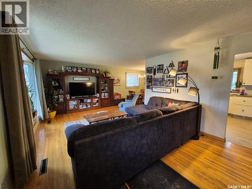 451 Woodlawn Crescent, Weyburn, SK - Indoor Photo Showing Living Room