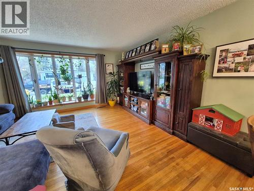 451 Woodlawn Crescent, Weyburn, SK - Indoor Photo Showing Living Room