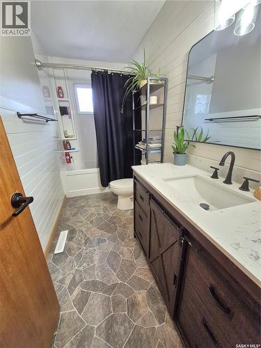 451 Woodlawn Crescent, Weyburn, SK - Indoor Photo Showing Bathroom