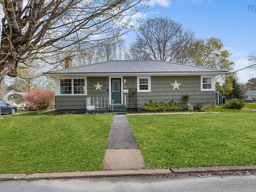 17 Parkdale Avenue  Bridgewater, NS B4V 1L8