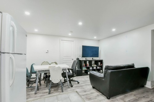 Salon - 258 Rue Varry, Montréal (Saint-Laurent), QC - Indoor