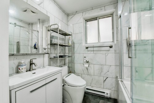 Salle de bains - 258 Rue Varry, Montréal (Saint-Laurent), QC - Indoor Photo Showing Bathroom