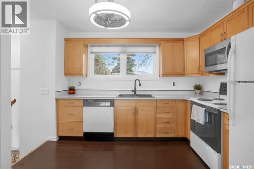 606 Wardlow Road, Saskatoon, SK - Indoor Photo Showing Kitchen With Double Sink