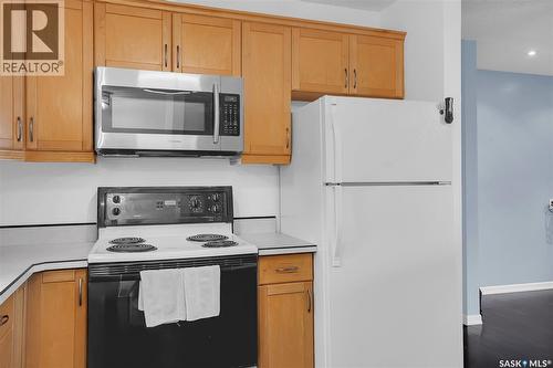 606 Wardlow Road, Saskatoon, SK - Indoor Photo Showing Kitchen
