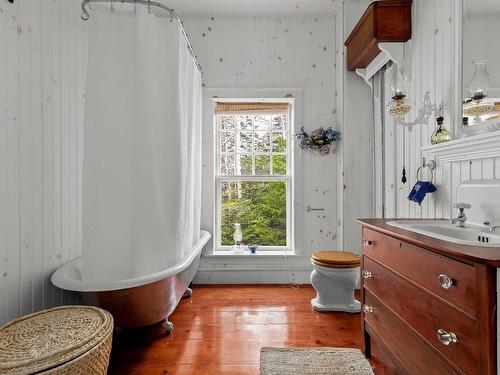 Maple Island, Plymouth, NS - Indoor Photo Showing Bathroom