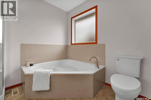 735 Fairbrother Avenue, Saskatoon, SK - Indoor Photo Showing Bathroom