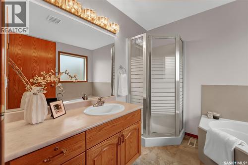 735 Fairbrother Avenue, Saskatoon, SK - Indoor Photo Showing Bathroom