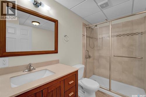 735 Fairbrother Avenue, Saskatoon, SK - Indoor Photo Showing Bathroom