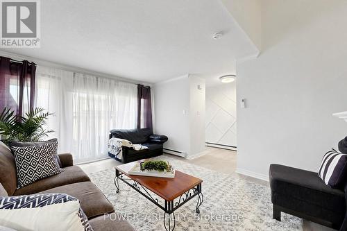 146 - 311 Milestone Crescent, Aurora, ON - Indoor Photo Showing Living Room