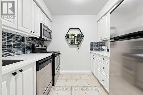 146 - 311 Milestone Crescent, Aurora, ON - Indoor Photo Showing Kitchen With Upgraded Kitchen