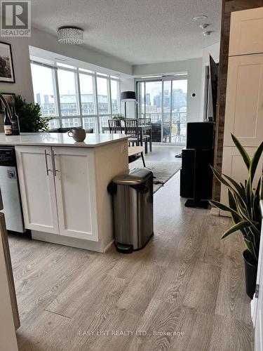 1402 - 125 Western Battery Road, Toronto, ON - Indoor Photo Showing Kitchen