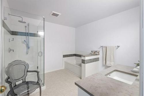 68 Newcombe Cr, Winnipeg, MB 