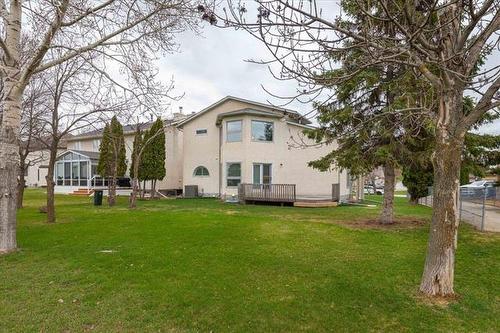68 Newcombe Cr, Winnipeg, MB 