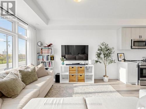 218 - 2550 Castlegate Crossing, Pickering, ON - Indoor Photo Showing Living Room