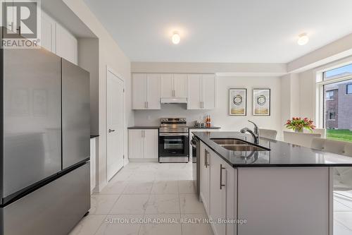 1285 Davis Loop, Innisfil, ON - Indoor Photo Showing Kitchen With Double Sink With Upgraded Kitchen