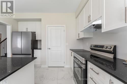 1285 Davis Loop, Innisfil, ON - Indoor Photo Showing Kitchen