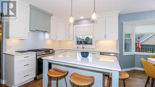 Island in Kitchen - 33 Elvyn Crescent, Oro-Medonte, ON - Indoor Photo Showing Kitchen With Upgraded Kitchen
